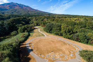 環状列石と岩木山（2020年）