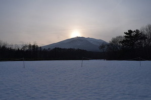 岩木山山頂に沈む夕日（2016年、南東から）