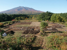 環状列石と岩木山（2007年、北東から）