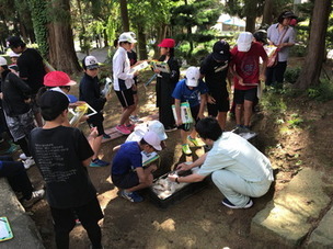 高杉小学校児童の見学風景（松笠森遺跡）