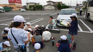 文京小学校児童の見学風景（中野遺跡）