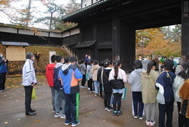 西小学校児童の見学風景（弘前城）