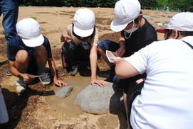 裾野小学校児童の見学風景（大森勝山遺跡）