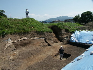 虎口南側の土塁と外堀（2008年、北西から）