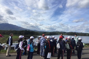 小友・三和小学校児童の見学風景（砂沢遺跡）