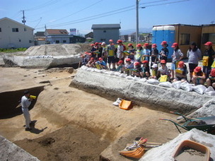 福村小学校児童の見学風景（早稲田遺跡）