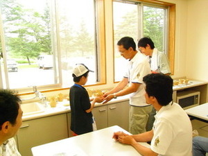 子どもたちが作成した土器の贈呈式風景