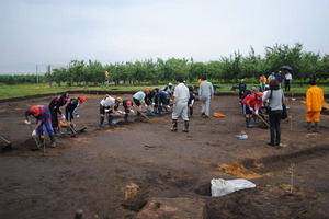 体験発掘授業風景（油伝（２）遺跡）