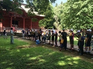 岩木小学校児童の見学風景（高照神社）