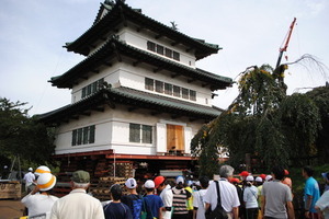 曳屋現場見学会開催風景
