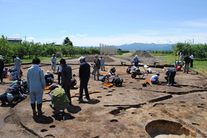 体験発掘授業風景（油伝（２）遺跡）