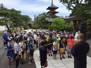 大成・第三大成小学校児童の見学風景（最勝院）