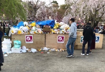 まつり会場に設置されたごみ箱