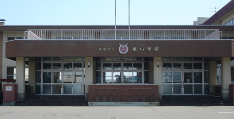 東小学校玄関