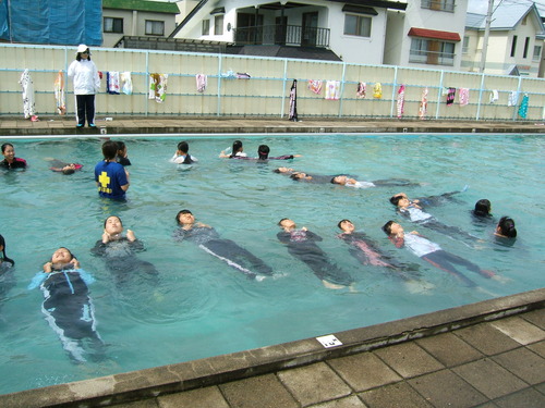 着衣水泳