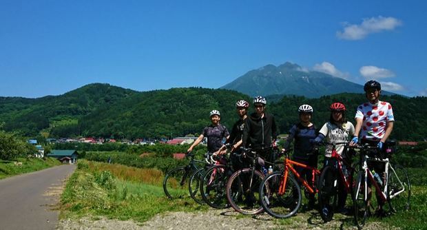 岩木山を背景に