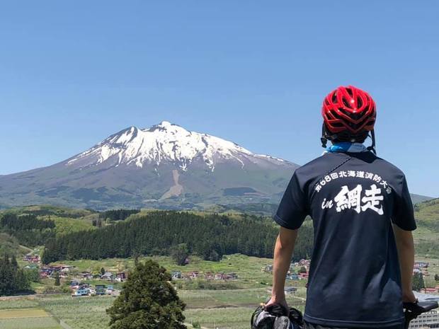 岩木山を前に立ち尽くす