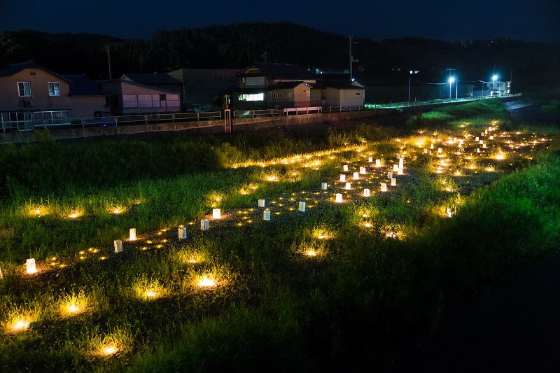 川のような灯篭